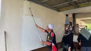 KUCHING, SARAWAK, 7 Februari 2026 – Yayasan Kebajikan Negara (YKN) telah menganjurkan Program Khidmat Komuniti YKN menerusi aktiviti gotong-royong mengecat Surau Taman Sepakat Jaya di RPR Demak Laut, Kuching.